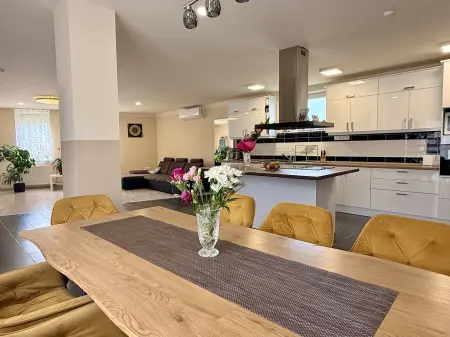 Eladó családi ház, Oroszlány 5+1 szoba 230 m² 125 M Ft