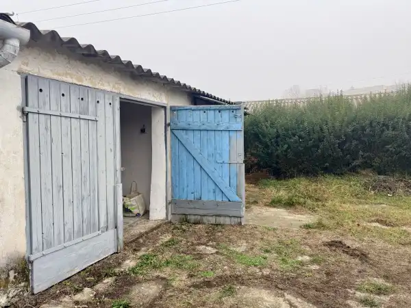 Eladó garázs, Oroszlány 21 m² 4.7 M Ft