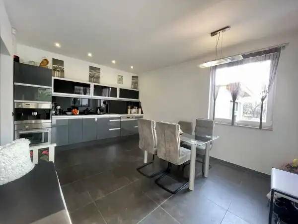 Eladó újszerű családi ház, Oroszlány 5 szoba 135 m² 119 M Ft