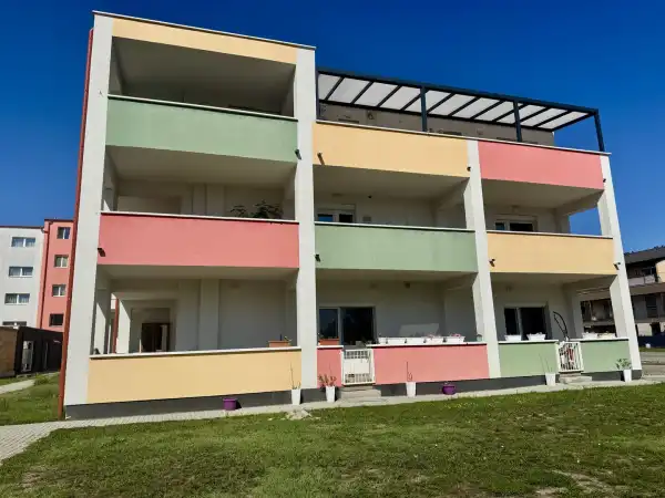 Eladó újszerű téglalakás, Komárom 2 szoba 82 m² 97 M Ft