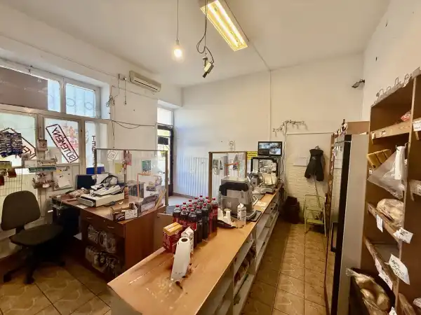 Eladó üzlethelyiség utcai bejáratos, Oroszlány 2+1 szoba 57 m² 26.6 M Ft