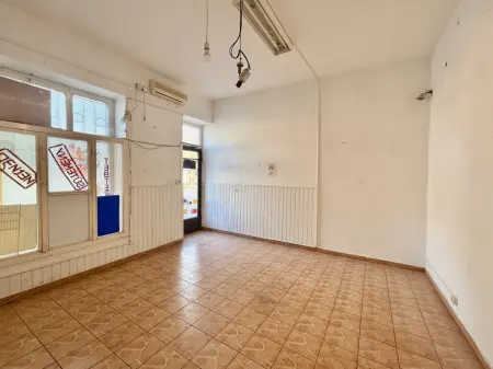 Eladó üzlethelyiség utcai bejáratos, Oroszlány 2+1 szoba 57 m² 20 M Ft