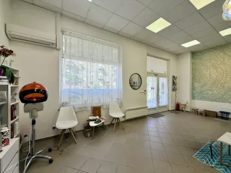 Eladó üzlethelyiség utcai bejáratos, Oroszlány 2 szoba 75 m² 51 M Ft