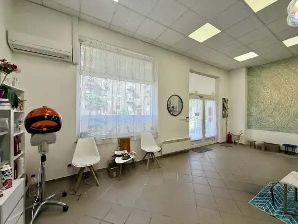 Eladó üzlethelyiség utcai bejáratos, Oroszlány 2 szoba 75 m² 51 M Ft