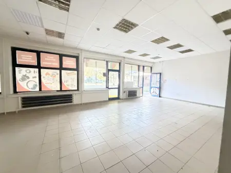 Eladó üzlethelyiség utcai bejáratos, Oroszlány 150 m² 95 M Ft