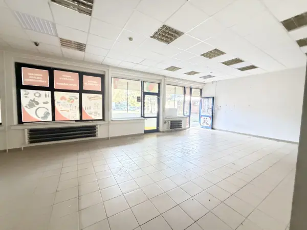 Eladó üzlethelyiség utcai bejáratos, Oroszlány 150 m² 95 M Ft